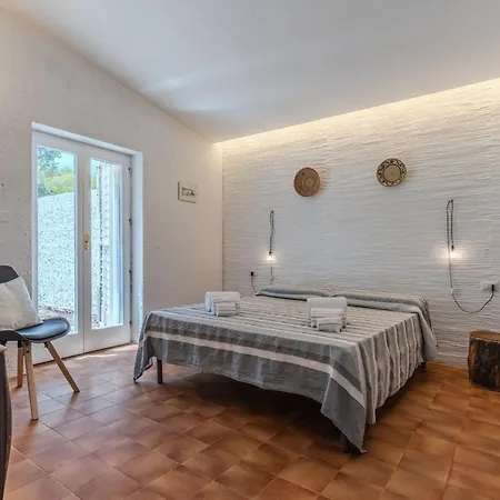 Laura By Wonderful Italy