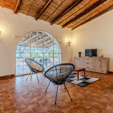 Laura By Wonderful Italy Alghero