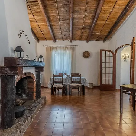 Laura By Wonderful Italy