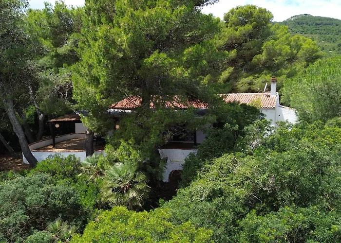 Laura By Wonderful Italy